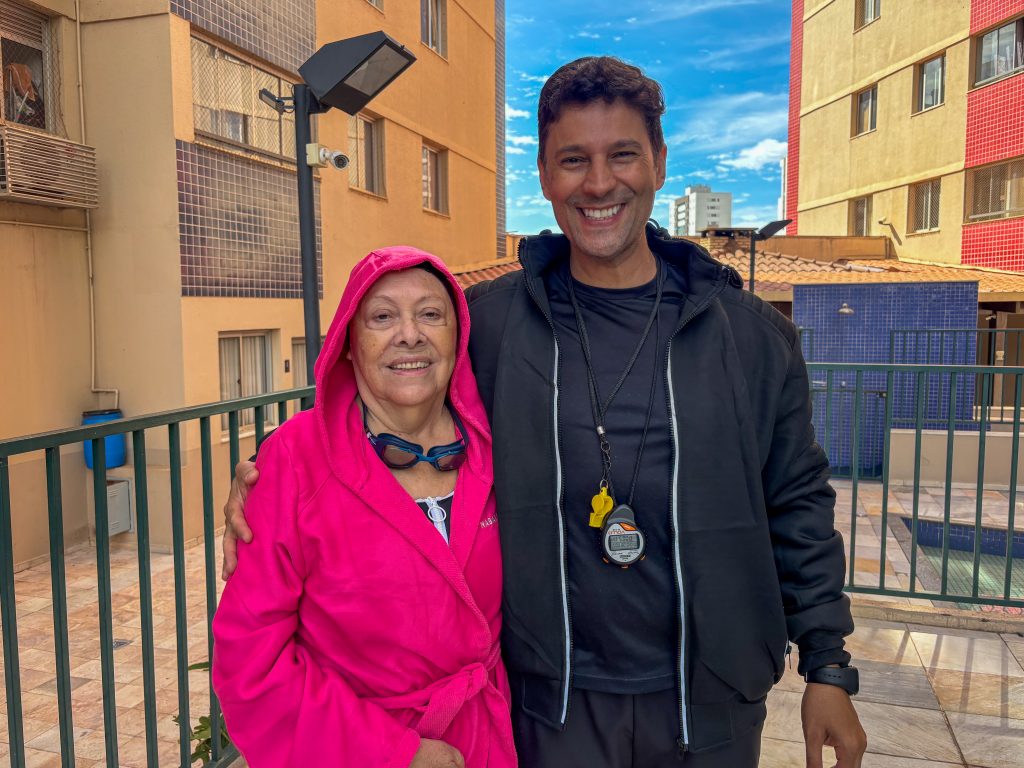 Professor Marcos acompanhado de uma de suas alunas, ele afirma que a relação professor e aluno é extremamente importante no processo de aprendizagem / Foto: Paola Cieglinski