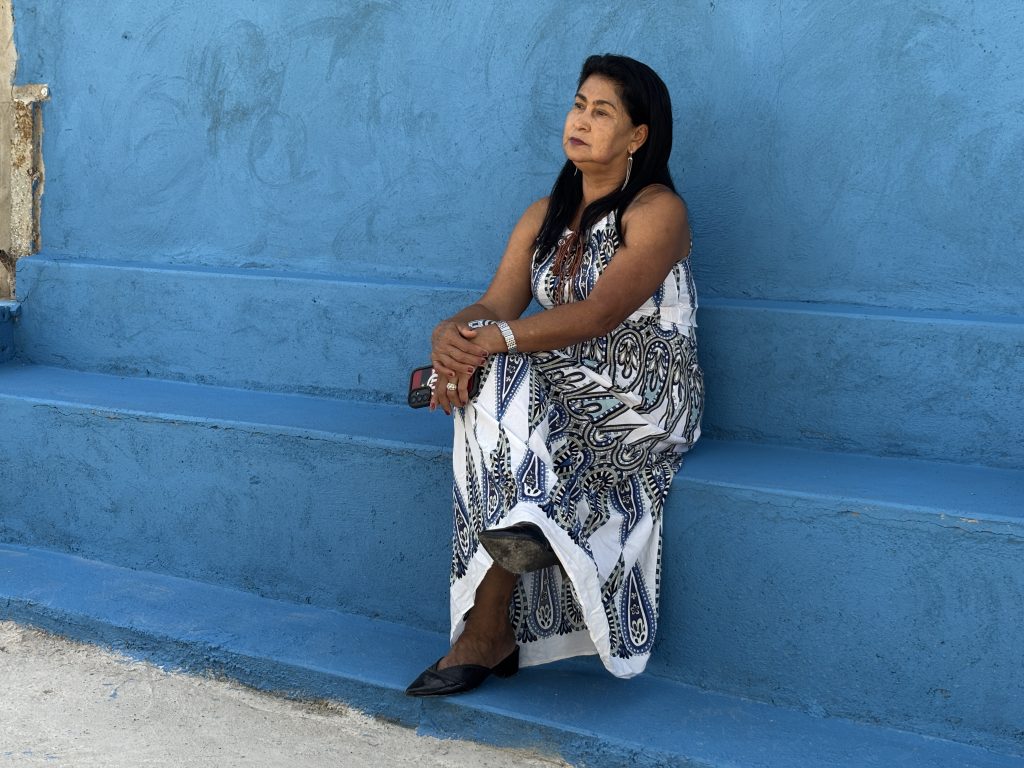 Moradores de regiões administrativas mais carentes do DF enfrentam barreiras geográficas e estruturais agravadas pela falta de letramento digital, como explica Eunice dos Santos. (Foto: Guilherme Nunes) 