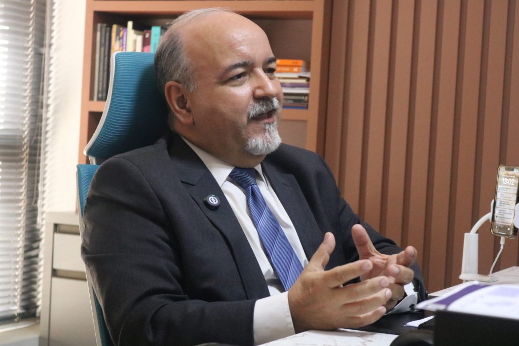 O advogado Mauro Moreira adverte que a transição tecnológica forçada sem o devido preparo gera exclusão e vulnerabilidade para a população idosa no DF. (Foto: Hitallo Sousa) 