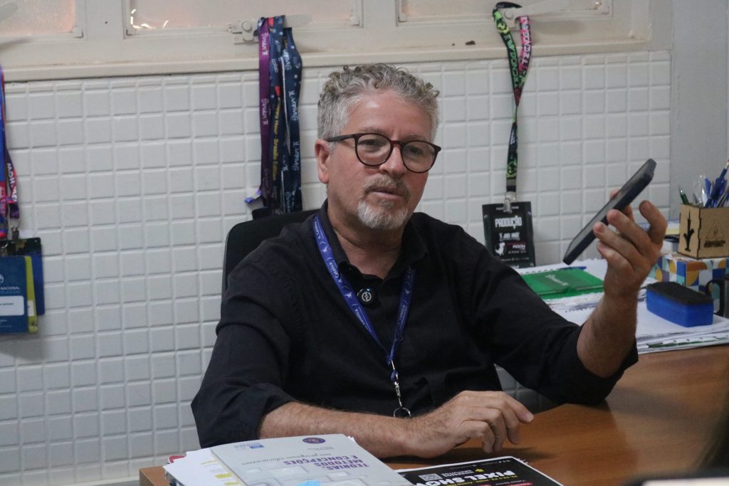 O coordenador da extensão, Gislane Santana, conta como o uso do celular é aquilo que os mais velhos mais buscam aprender. (Foto: Hitallo Sousa)