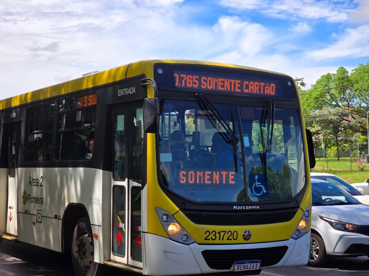 Cerca de 52 linhas de ônibus deixaram de receber pagamento em dinheiro