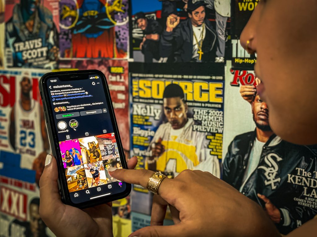 Em seu perfil no Instagram, Malu publica suas entrevistas e conteúdos com diversos artistas relevantes na cena cultural / Foto: Paola Cieglinski