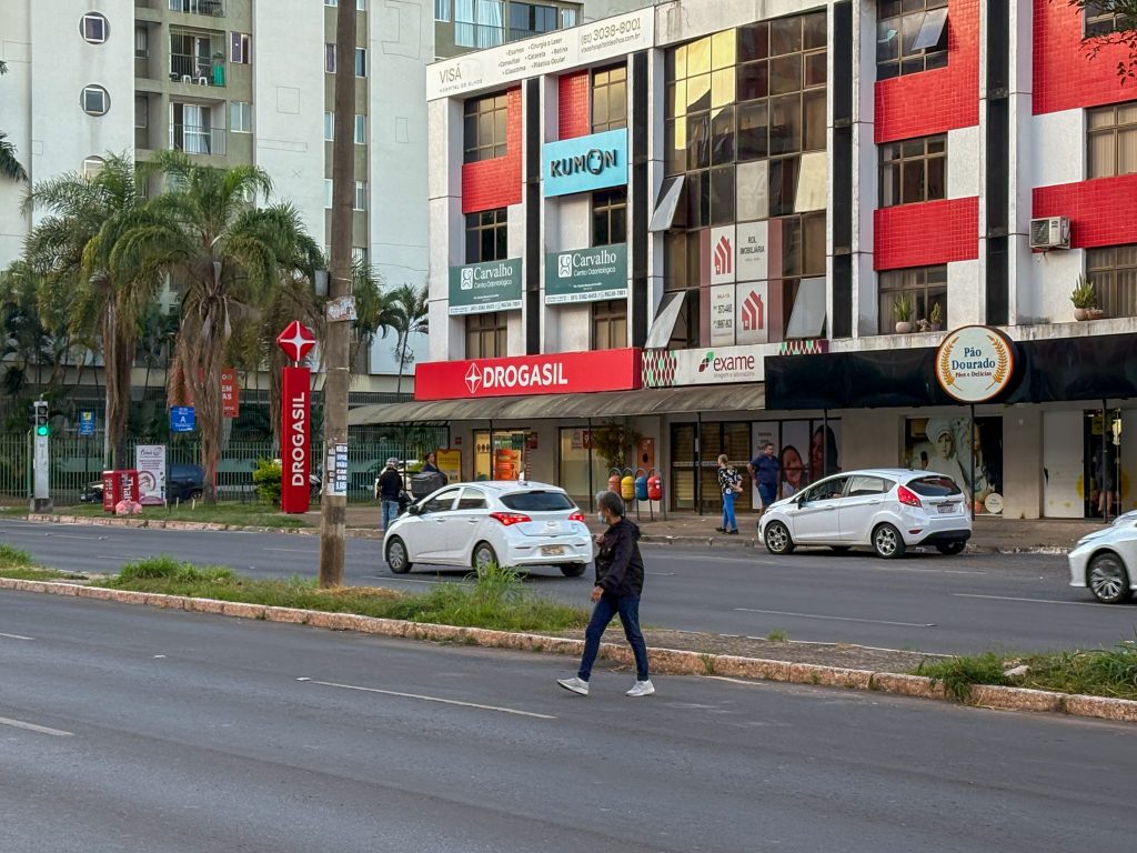 A travessia fora da faixa de pedestres representa risco tanto para pedestres quanto para motoristas / Foto: Paola Cieglinski
