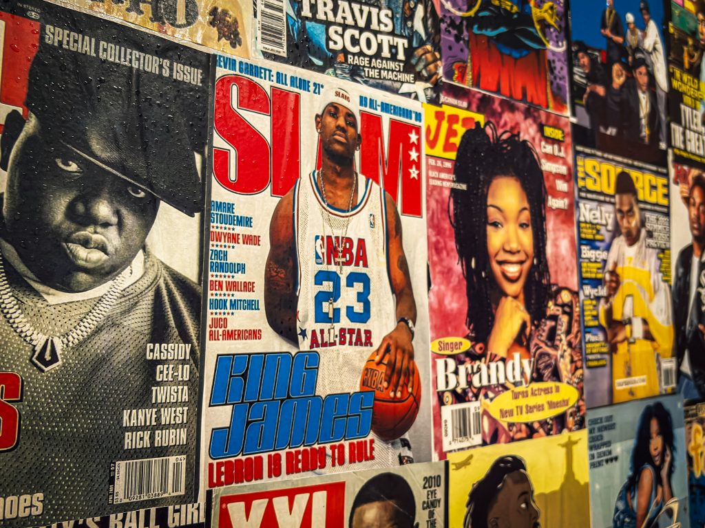 O estúdio onde Malu produz seus conteúdos para as rede sociais é repleto de lambe lambes de artistas nacionais e internacionais da cena do rap e funk / Foto: Paola Cieglinski