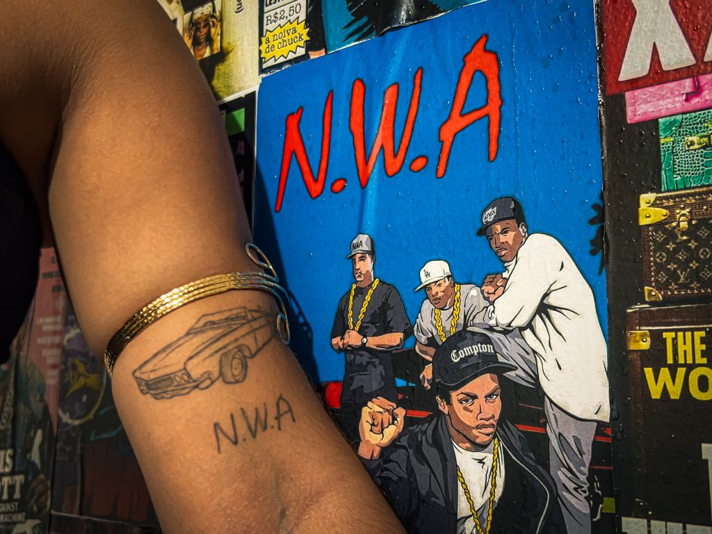 O grupo de hip hop americano N.W.A é uma grande referência para Malu, que homenageou o grupo em uma de suas tatuagens / Foto: Paola Cieglinski