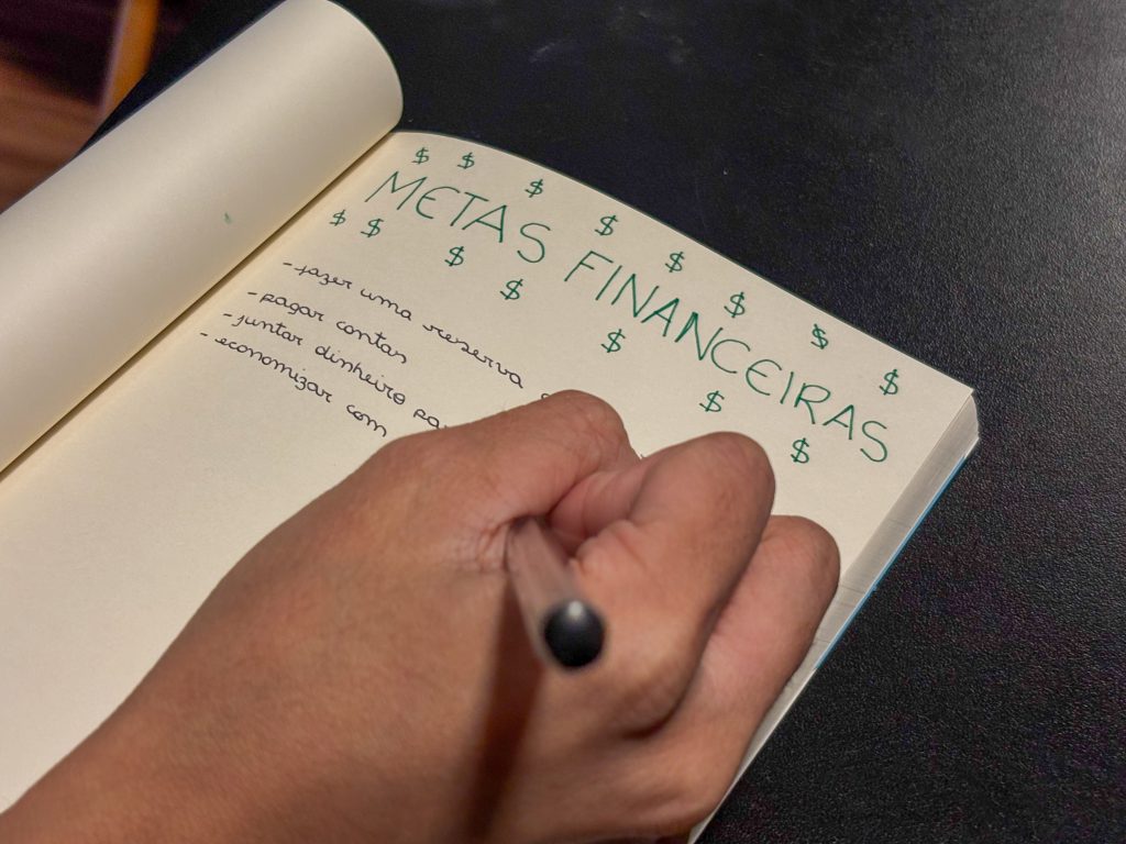 Escrever metas financeiras no papel é uma prática recomendada por educadores financeiros para organizar prioridades e reduzir a ansiedade com o dinheiro / Foto: Paola Cieglinski