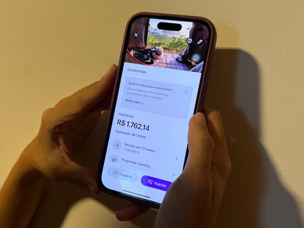 Alguns bancos digitais permitem criar caixinhas personalizadas para guardar dinheiro com rendimento automático / Foto: Paola Cieglinski