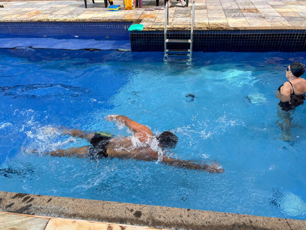 A prática da natação na vida adulta contribui para o fortalecimento muscular e prevenção de lesões. / Foto: Paola Cieglinski