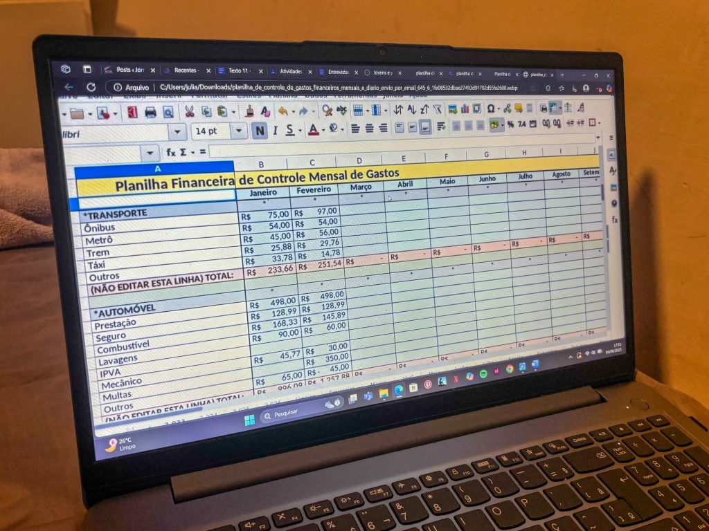 Ferramentas como planilhas facilitam o acompanhamento das despesas mensais e são recomendadas para quem quer iniciar um planejamento financeiro básico / Foto: Paola Cieglinski